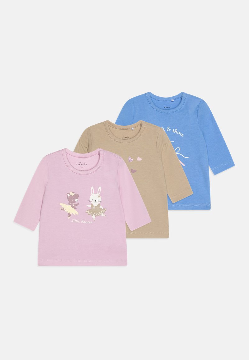 Tres camisetas de manga larga: una rosa con un estampado de baile, una beige con corazones y una azul con texto. Material de algodón suave, diseños sencillos y varios colores.