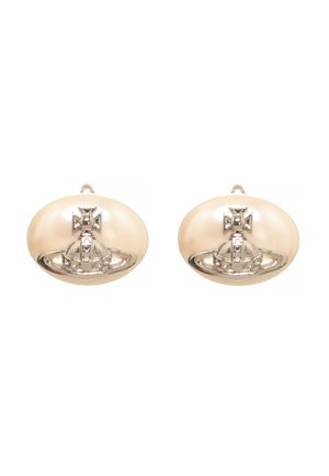 Orecchini ovali con perle con design del pianeta Saturno in argento, con una croce sulla parte superiore, mostrati su sfondo bianco.