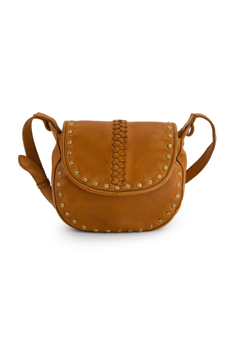 Sac bandoulière en cuir marron avec une forme incurvée, doté d'un rabat délicatement tissé et de clous en laiton autour du bord. Bandoulière ajustable.