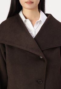 Gina Tricot FUNNEL NECK JACKET - Kort kåpe / frakk - dark brown