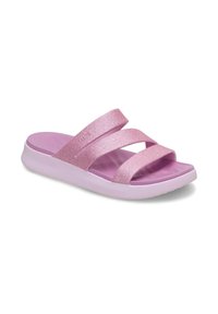 Roze slide-sandalen met drie glinsterende banden, een zachte paarse voetbed en een witte gestructureerde zool.