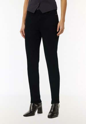 - Jeansy Slim Fit