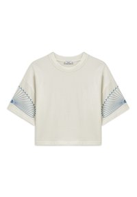Geknipte t-shirt met korte mouwen van lichtcrème katoen, voorzien van een blauwe geborduurde waaierpatroon op de mouwen en een ronde halslijn.