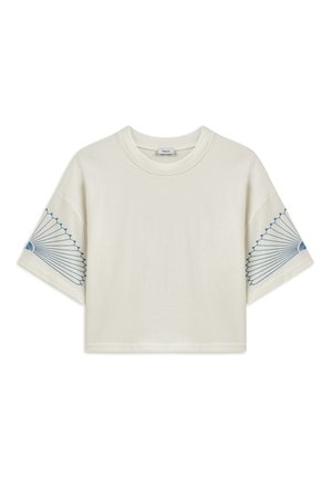 T-shirt accorciato a maniche corte in cotone crema chiaro, con motivo a ventaglio ricamato in blu sulle maniche e scollo rotondo.