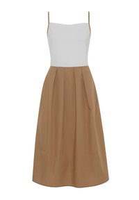 Robe sans manches avec un haut blanc ajusté, fines bretelles, et une jupe plissée marron taille haute arrivant à mi-mollet.