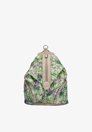 Sac à dos avec motif floral multicolore, accents en cuir beige, fermeture éclair verticale à l'avant et deux poches latérales zippées.