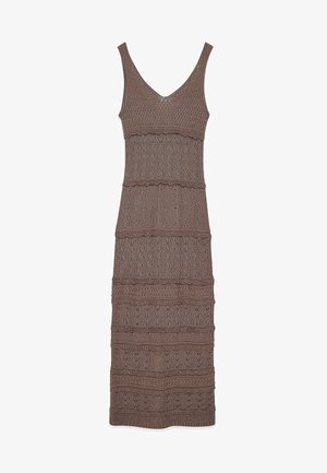 Bež brezrokavna pletena obleka z V-izrezom in horizontalnimi teksturiranimi vzorci v različnih pletenih vzorcih po celotni dolžini.