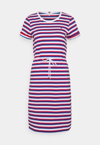 Robe rayée avec des lignes horizontales rouges, bleues et blanches. Manches courtes, décolleté rond et taille à cordon avec des accents dorés. Tissu doux.