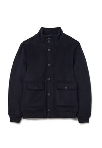 Marineblaue Fleecejacke mit hohem Kragen, vorderer Knopfleiste und zwei Fronttaschen. Weiche Textur und gerippte Bündchen am Saum und an den Ärmeln.