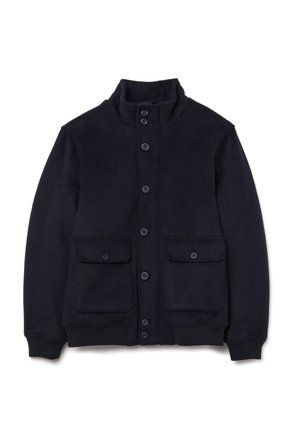 Veste polaire marine avec col montant, fermeture à boutons à l'avant et deux poches avant. Texture douce et poignets côtelés à l'ourlet et aux manches.