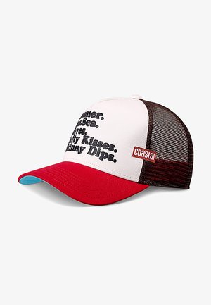 Kšiltovka trucker s bílou přední částí, červeným šiltíkem a hnědými síťovanými stranami. Obsahuje černý text: "Léto. Moře. Vlny. Slané polibky. Krátké plavání."
