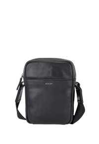Černá kožená kabelka přes rameno s obd�élníkovým tvarem, zapínáním na zip, nastavitelným popruhem a vlepeným logem "JOOP!" na přední straně.