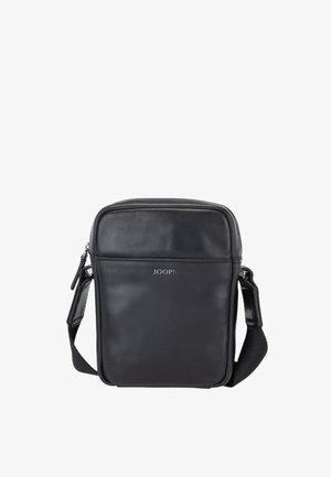 Sort skuldertaske i læder med rektangulær form, lynlås, justerbar rem og præget "JOOP!"-logo på forsiden.
