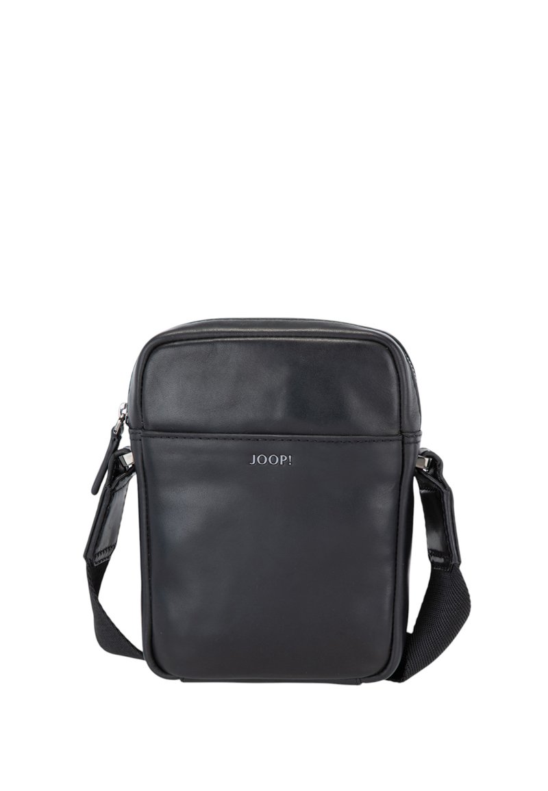 Černá kožená kabelka přes rameno s obdélníkovým tvarem, zapínáním na zip, nastavitelným popruhem a vlepeným logem "JOOP!" na přední straně.