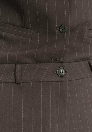 Traje marrón con rayas, que presenta un diseño de un solo botón, botones negros y bolsillos laterales. La tela tiene una textura suave con rayas blancas contrastantes.