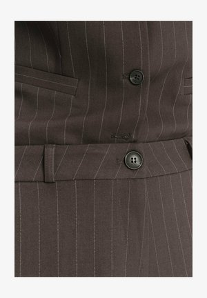 Traje marrón con rayas, que presenta un diseño de un solo botón, botones negros y bolsillos laterales. La tela tiene una textura suave con rayas blancas contrastantes.