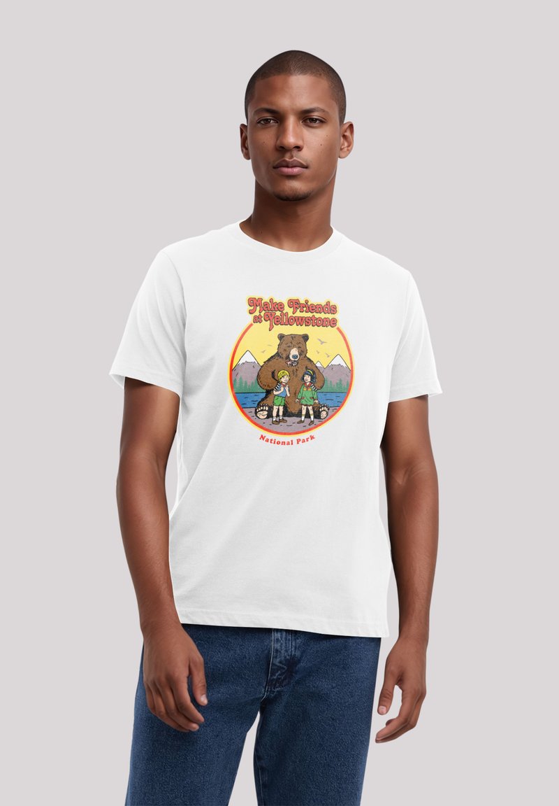 Weißes Baumwoll-T-Shirt mit einem bunten Grafikdesign eines Bären und Kindern sowie dem Text "Freunde in Yellowstone finden" und Berglandschaft.