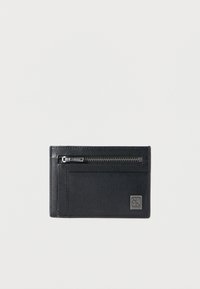 Μαύρο δερμάτινο πορτοφόλι για κάρτες με φερμουάρ σε θήκη, υφή στην επιφάνεια και μικρό, ανάγλυφο λογότυπο μπροστά. Компакτός και ορθογώνιος σχεδιασμός.