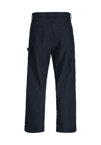 Pantaloni cargo navy con taglio dritto, dotati di due tasche posteriori e una tasca laterale utile, realizzati in tessuto resistente con una texture liscia.