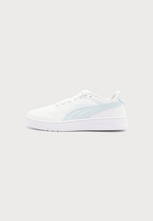 Hvid lavtopsneaker med lyseblå stribe på siden, hvide snørebånd og flad sål mod en ensartet lysegrå baggrund.