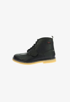 Botte en cuir noir avec bout rond, fermeture à lacets à l'avant, semelle en caoutchouc et finition texturée. Présente une étiquette de marque et un emblème décoratif sur le côté.