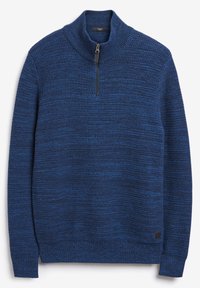 Blauer strukturierter Strick-Zipfelpullover mit hohem Kragen und langen Ärmeln, der subtile Farbvariationen aufweist und ein kleines Markenetikett am Saum hat.