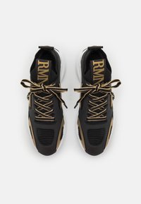 EA7 Emporio Armani INFINITY CAGE UNISEX - Sapatilhas - triple black/gold