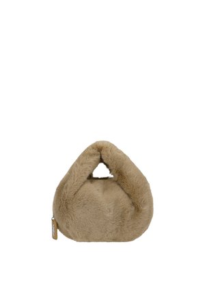 Petit sac à main beige en fausse fourrure avec une forme triangulaire arrondie et des anses courtes sur fond blanc.