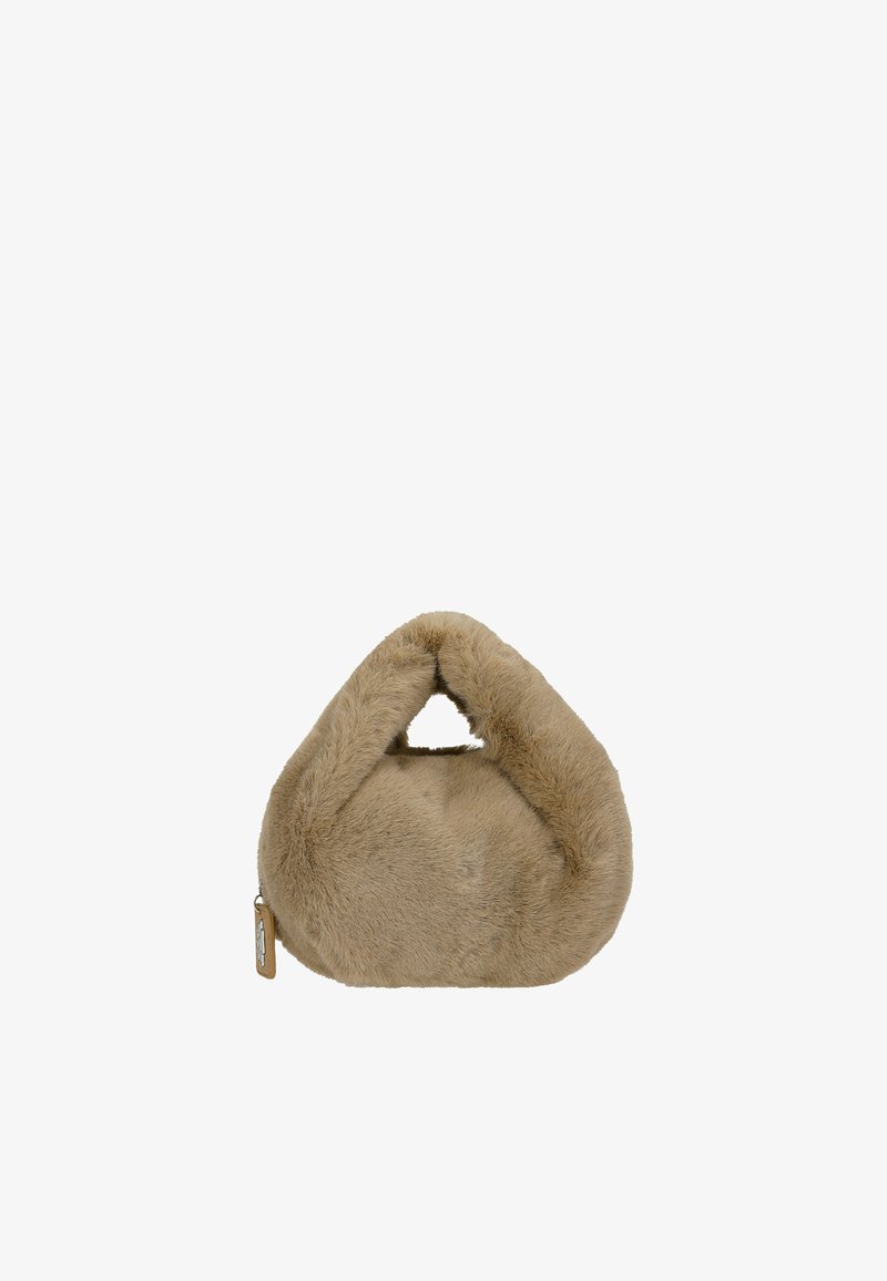 Petit sac à main beige en fausse fourrure avec une forme triangulaire arrondie et des anses courtes sur fond blanc.