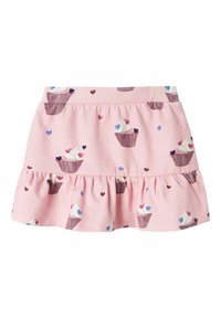 Jupe rose avec un ourlet froncé, présentant un motif de cupcakes et de petits cœurs en bleu et rose, fabriquée en tissu doux. Ceinture élastique.