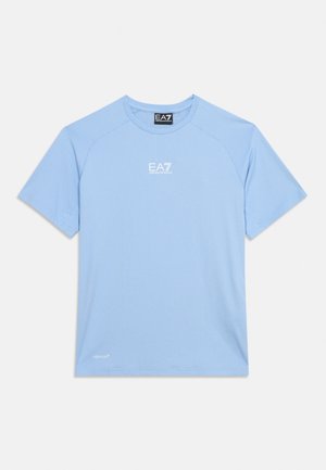 T-shirt de sport à manches courtes bleu clair avec logo EA7 Emporio Armani sur la poitrine et texte Ventus7 près de l'ourlet, présenté sur un fond uni.