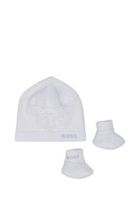 Cappello per neonati lavorato a maglia bianco con design in rilievo e logo, abbinato a due calzini bianchi coordinati, il tutto realizzato in morbido cotone.