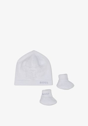 Cappello per neonati lavorato a maglia bianco con design in rilievo e logo, abbinato a due calzini bianchi coordinati, il tutto realizzato in morbido cotone.