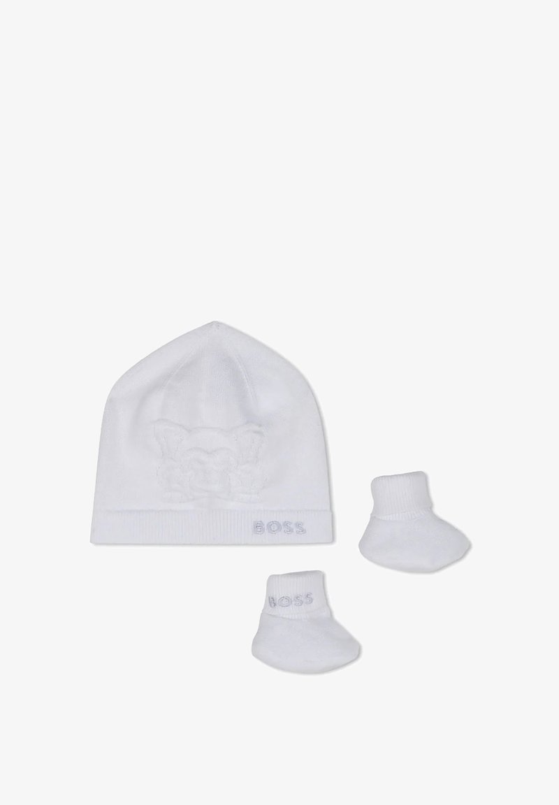 Cappello per neonati lavorato a maglia bianco con design in rilievo e logo, abbinato a due calzini bianchi coordinati, il tutto realizzato in morbido cotone.