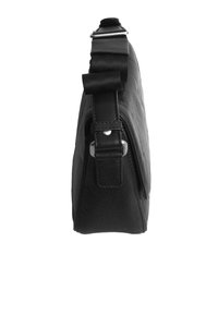 Borsa a tracolla in pelle nera con superficie texture, dotata di una base più ampia, tracolla regolabile e dettagli in metallo.