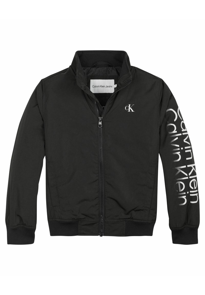Giacca bomber nera con chiusura a zip, collo alto e polsini elasticizzati. Presenta il logo Calvin Klein bianco sulla manica e sul petto.