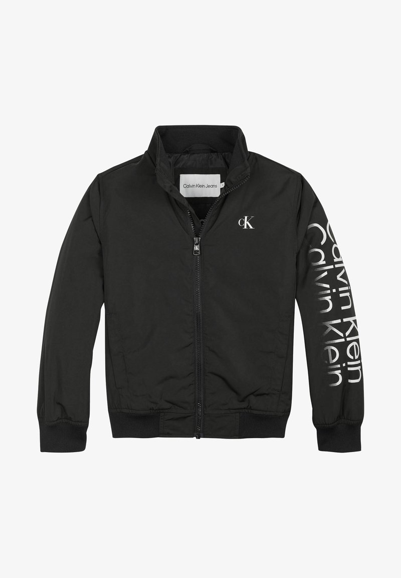 Giacca bomber nera con chiusura a zip, collo alto e polsini elasticizzati. Presenta il logo Calvin Klein bianco sulla manica e sul petto.