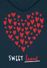Námornícka mikina s vyšitými červenými srdcami rôznych veľkostí, ktoré tvoria tvar srdca, doplnená textom "SWEET heart" v bielej a červenej farbe.