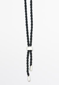 Sort snoet snor med sølv hardware accenter. Har en sølv perleforbindelse og tapered ender for et elegant udseende.
