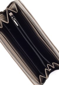 Beige læderpung med flere rum, en sort indvendig del og en sølvfarvet lynlås. Har et ekstra indvendigt lynlåslomme.