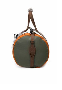 Borsa duffle rotonda verde e arancione, realizzata in tessuto morbido, con manici marroni, chiusura con zip e una robusta cinghia inferiore.