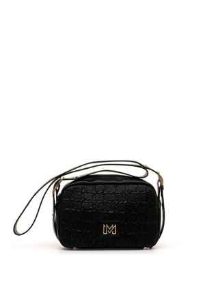 Bolso bandolera negro texturizado con correa larga ajustable y placa de logo geométrico dorada en la parte frontal sobre fondo blanco.