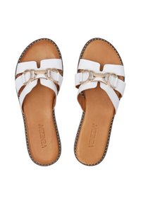 Weiße Rutsch-Sandalen mit einem Doppelriemen-Design und einem Metallakzent, brauner Sohle und sichtbarem Stich. Die Textur wirkt glatt und flach.