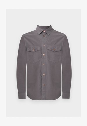 Grå langærmet skjorte med knapper, spids krave og to forlommer med klap, hver sikret med en enkelt knap.