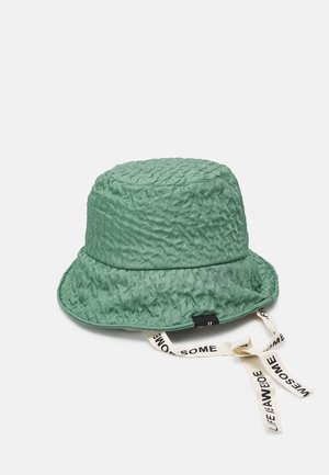 Grønspettet bøllehat med bred skygge og hvide justerbare hageremme med sort tekst "AWESOME."