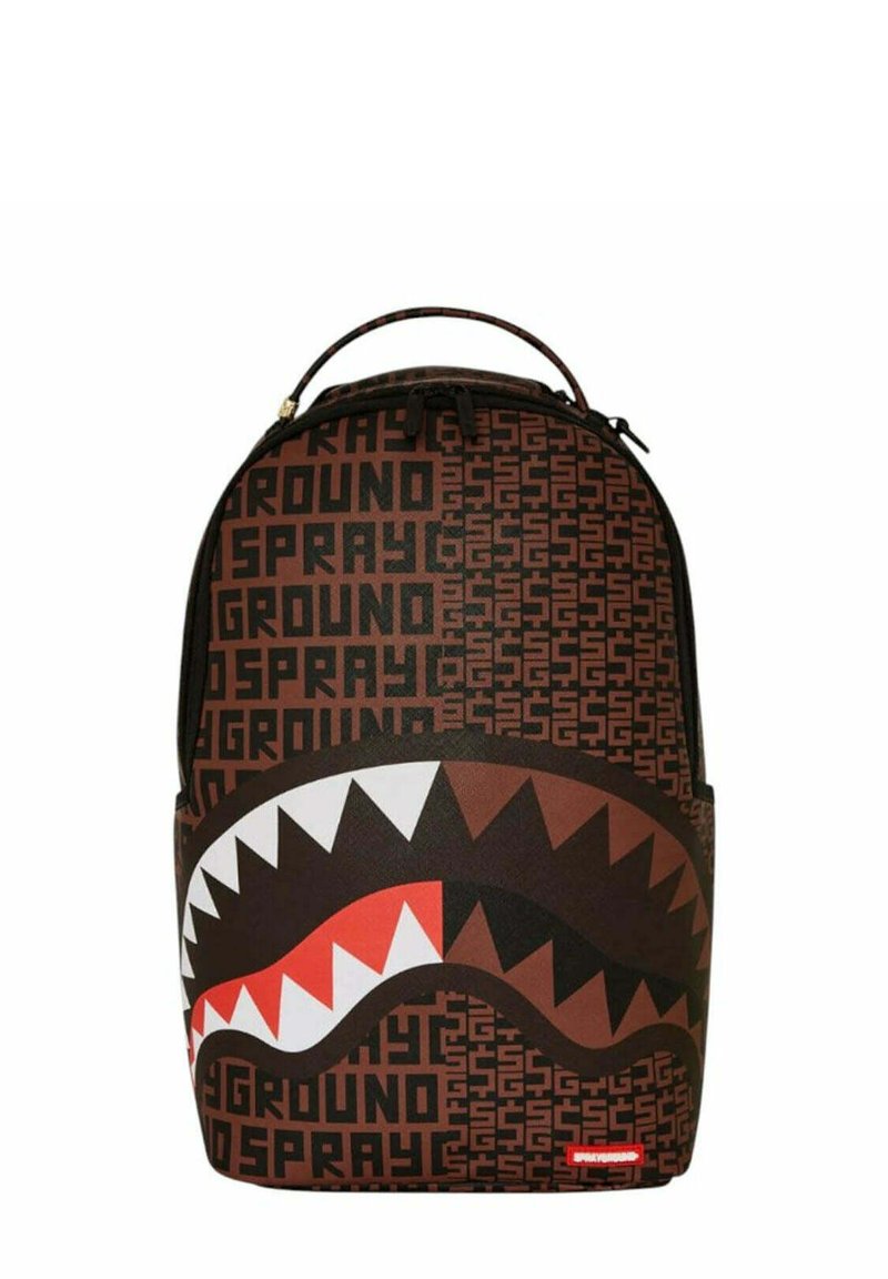 Mochila marrón con un gran diseño de boca de tiburón estilizada. Presenta patrones de texto en negro y un acento rojo en el labio inferior. Forma estructurada, material de tela.