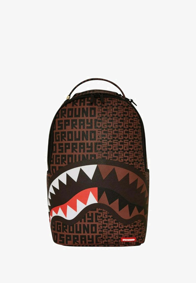 Zaino marrone con un grande design stilizzato di una bocca di squalo. Presenta motivi di testo neri e un accento rosso sul labbro inferiore. Forma strutturata, materiale in tessuto.