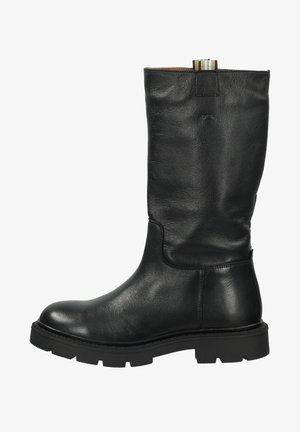 Schwarze Lederstiefel bis zum Knie mit runder Spitze, robuster Sohle und einer dekorativen Lasche am oberen Ende, mit einer glatten Struktur und minimalistischem Design.