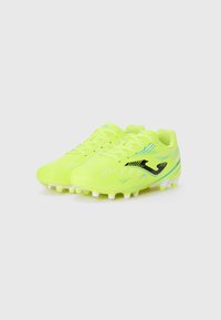 Scarpini da calcio neon gialli con un design elegante, caratterizzati da accenti blu e un logo nero. Parte superiore testurizzata con una suola in gomma leggera.