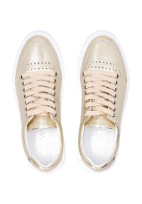 Beige metallische Sneaker mit tonalen Schnürsenkeln, durchbrochenem Design an der Zehenbox und weißen Gummisohlen. Glatte Textur und schlichte Form.
